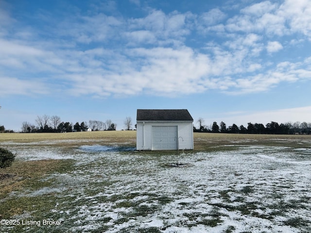 view of yard with a rural view and a shed