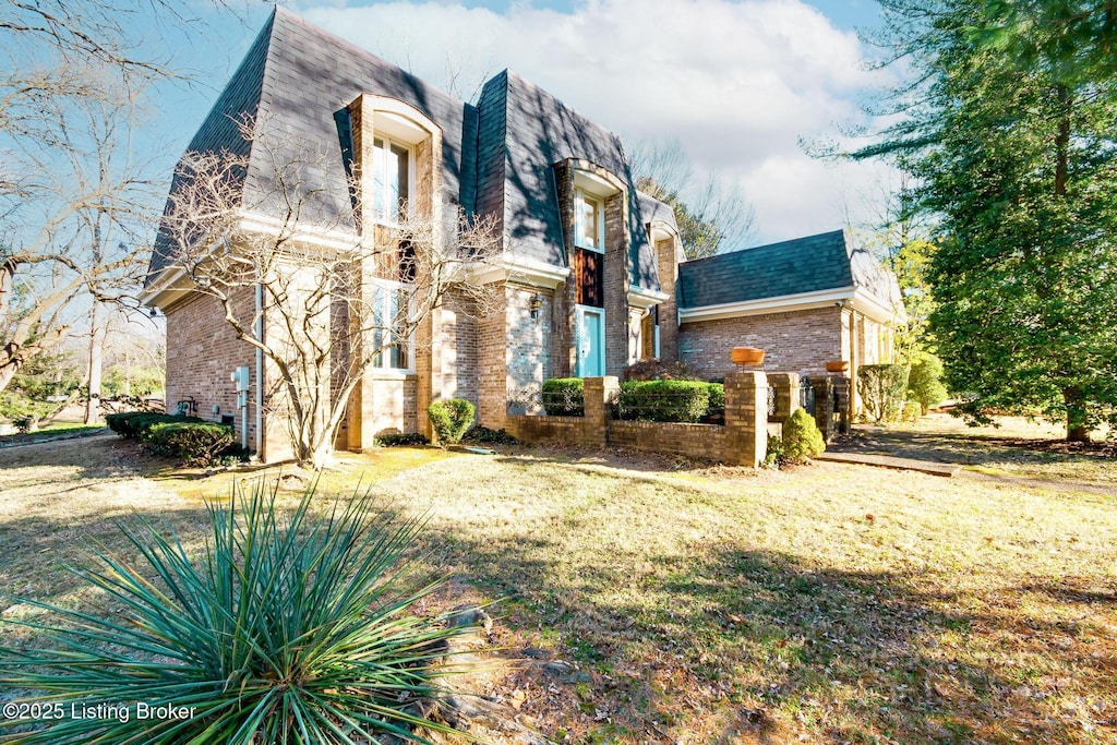 view of front of property with a front yard