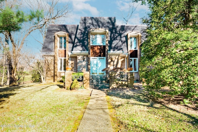 view of front of house featuring a front lawn