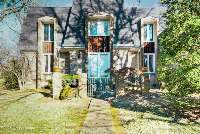 view of front of house featuring a front lawn