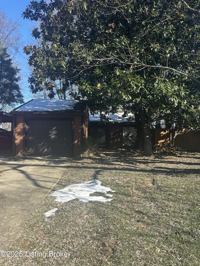 view of yard featuring a garage and an outdoor structure