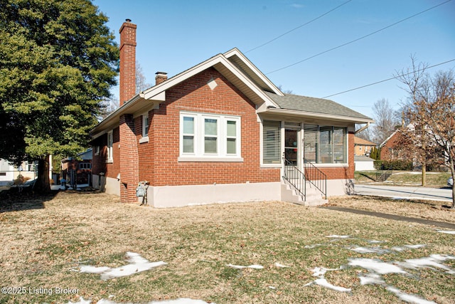 view of front of house with a front lawn