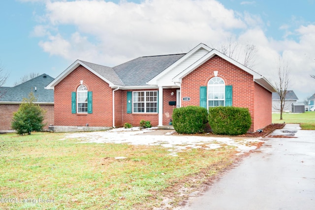 view of front facade with a front yard