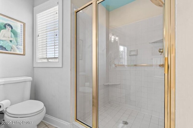 full bathroom with a shower stall, toilet, and baseboards