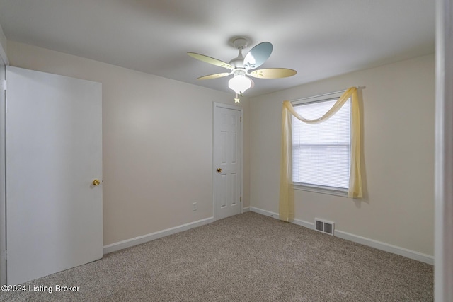 unfurnished room featuring ceiling fan and carpet flooring