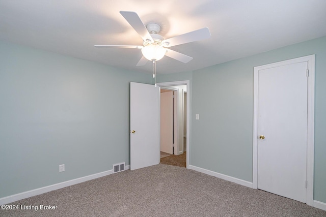 carpeted empty room featuring ceiling fan