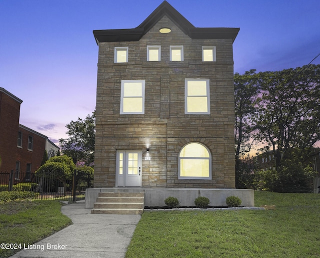 view of front of house featuring a lawn