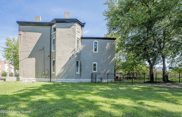 back of house featuring a lawn