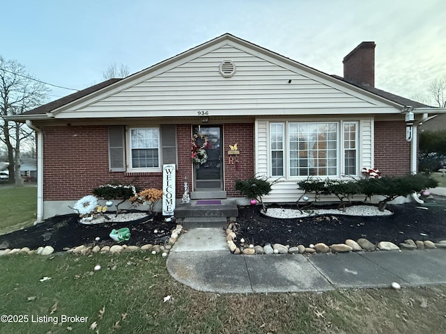 view of front of house featuring a front lawn