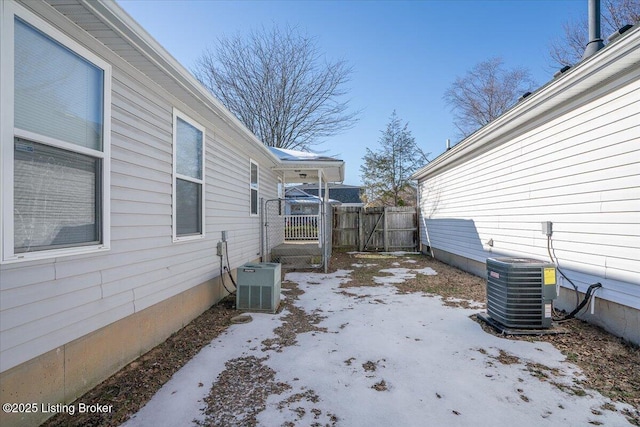 view of yard featuring central AC unit