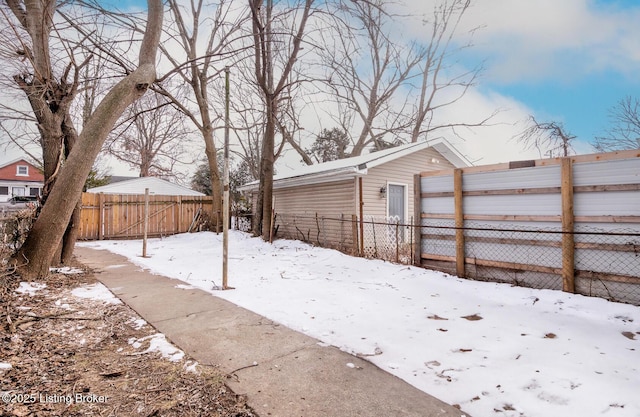 view of yard layered in snow