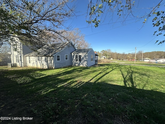 view of yard with an outbuilding