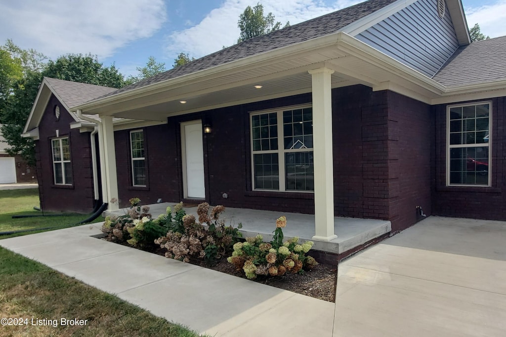 property entrance with covered porch