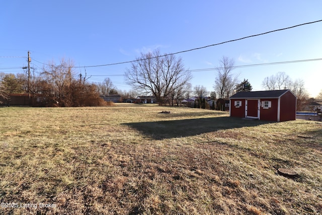 view of yard with an outdoor structure