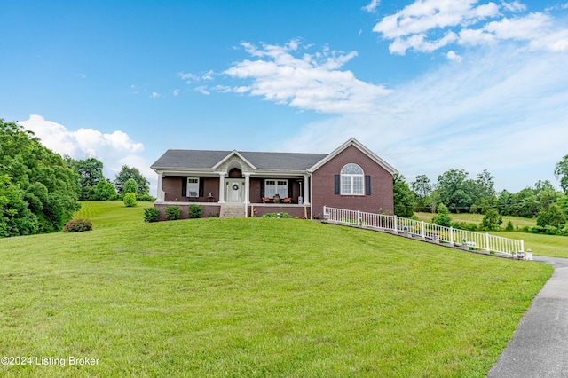 view of front of property featuring a front lawn