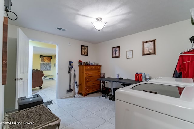 laundry area featuring light tile patterned floors and independent washer and dryer