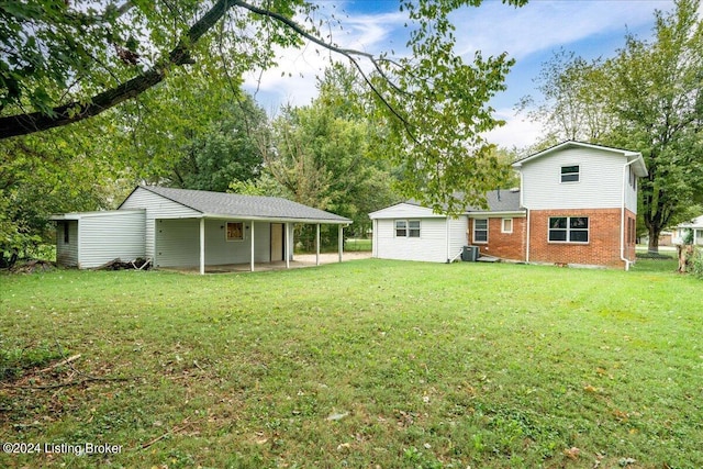 view of yard featuring central AC unit