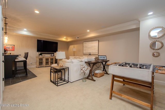 living room featuring crown molding and carpet