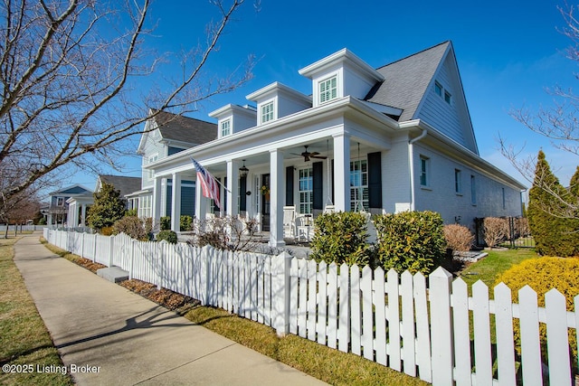 view of front facade featuring ceiling fan and a porch