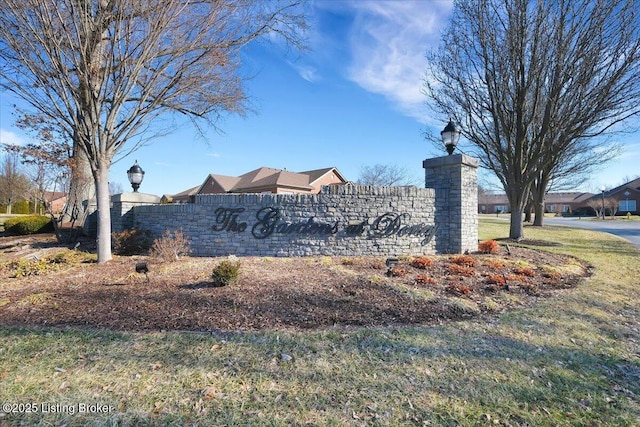 community sign with a lawn