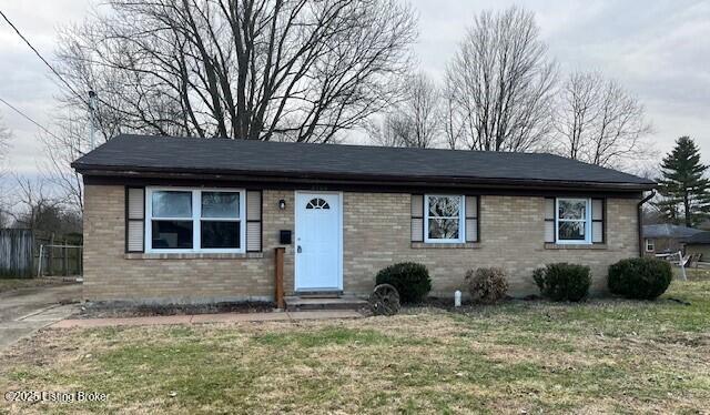 view of front of home with a front lawn