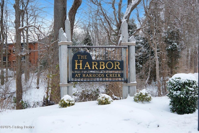 view of community / neighborhood sign