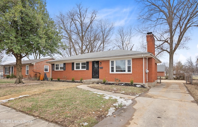 view of front of property featuring a front lawn