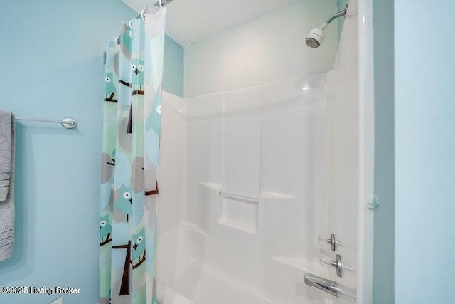 bathroom with shower / bath combo