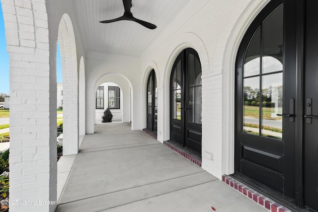 doorway to property with ceiling fan