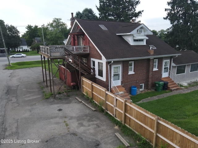 view of side of property featuring a lawn