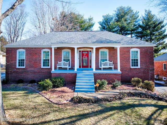 view of front facade featuring a front yard and covered porch