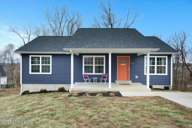 view of front facade featuring a porch and a front yard