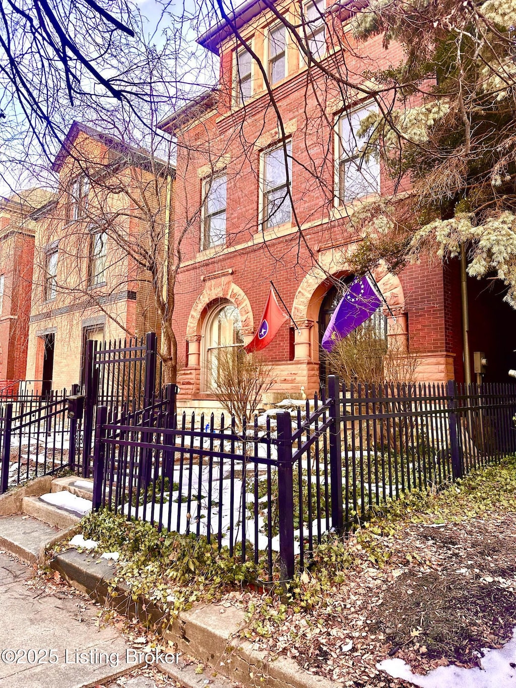 view of front facade