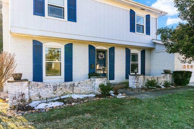 view of front of home featuring a front yard