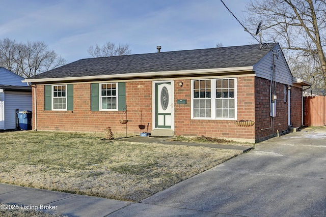 view of front facade featuring a front yard