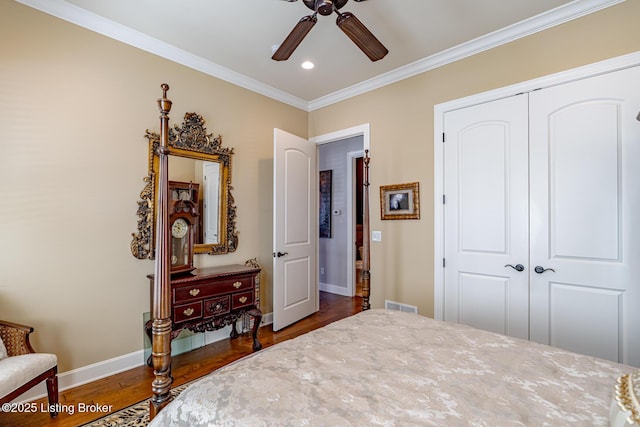 bedroom featuring crown molding, dark hardwood / wood-style floors, a closet, and ceiling fan