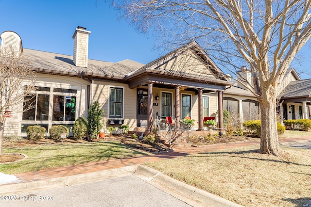 view of front facade featuring a porch and a front lawn