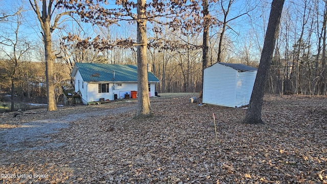 view of yard featuring a shed