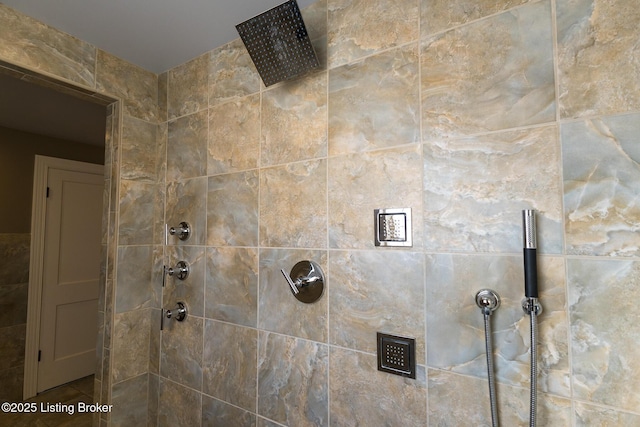 room details featuring a tile shower