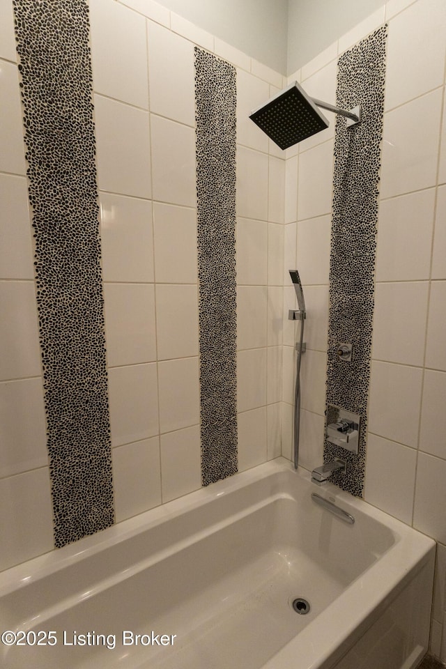 bathroom with tiled shower / bath combo