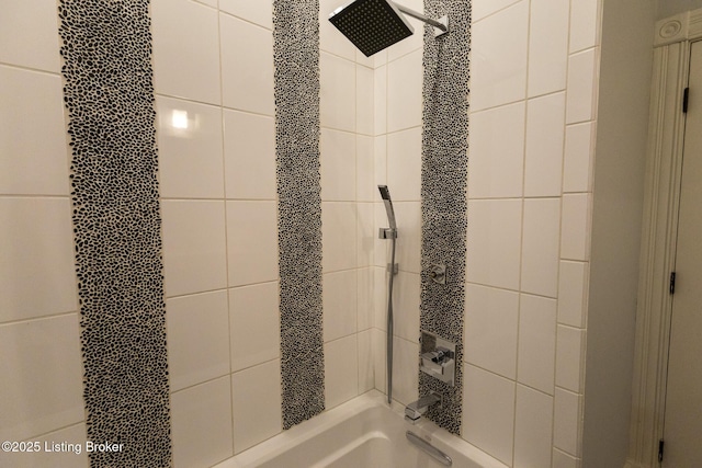 bathroom with tiled shower / bath