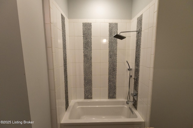 bathroom featuring tiled shower / bath combo