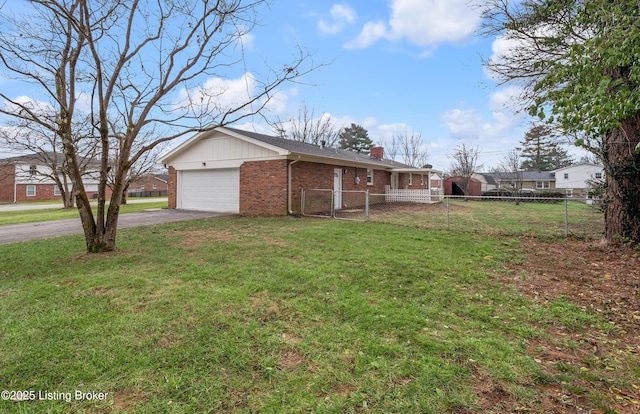 view of front facade with a garage and a front yard