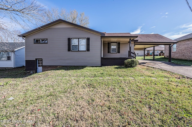 view of front of home with a carport and a front lawn