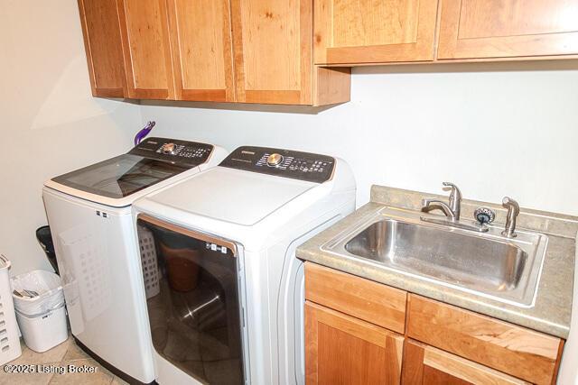 laundry room with cabinets, sink, and independent washer and dryer