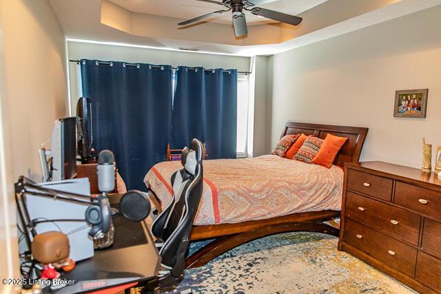 bedroom with ceiling fan