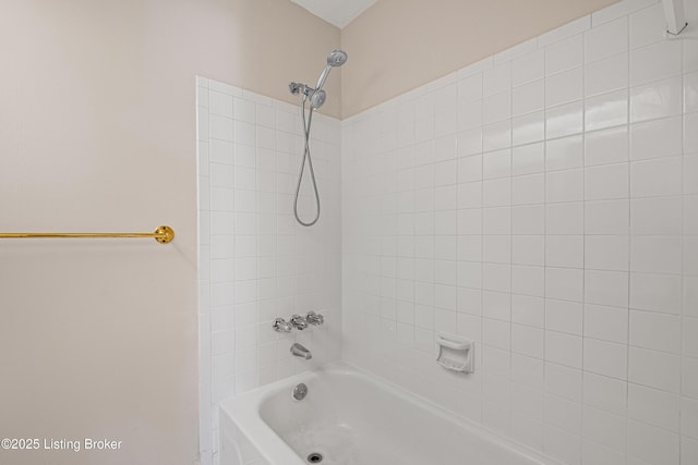 bathroom with tiled shower / bath combo