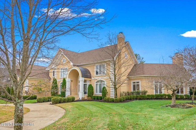 view of front of property featuring a front yard