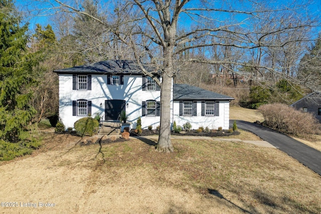 view of front of house featuring a front yard