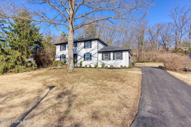 view of front of property featuring a front yard